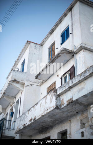 Naxos, Grecia - 28 Giugno 2018: un edificio usurato nel villaggio di Koronos sull'isola di Naxos, una destinazione popolare per i turisti greci. Foto Stock