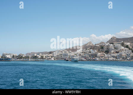 Naxos, Grecia - 28 Giugno 2018: acqua blu circonda la città di Naxos, Grecia. Foto Stock