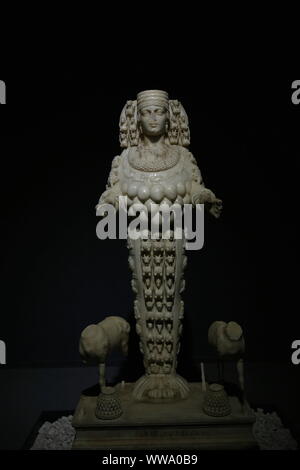 Selcuk Izmir, Turchia - 25 agosto 2019, in Efeso museo archeologico, piccola statua di Artemis. Foto Stock