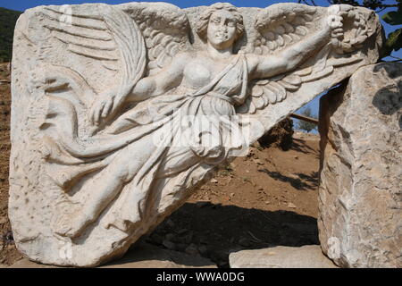 Bassorilievo in pietra della dea della vittoria Nike, nell'antica città di Efeso. Izmir, Turchia Foto Stock