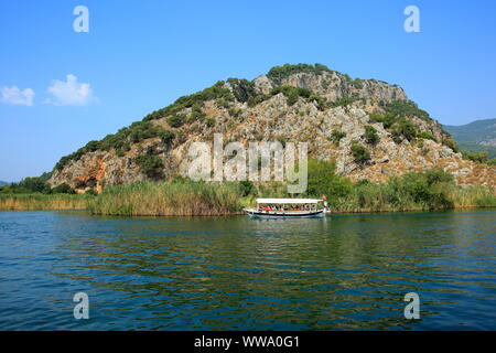 I visitatori di andare in barca al protetto Iztuzu beach a Dalyan, conosciuta come la zona dove la tartaruga tartarughe deporre le uova, sono in aumento ogni anno. Turchia Foto Stock
