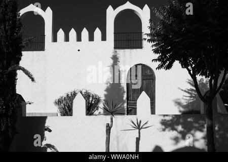 Viste monocromatica della cima della montagna villaggio di Comares, Malaga, Axarquia, Andalusia, Spagna, Europa Foto Stock