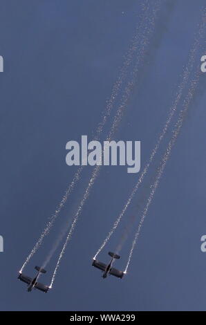 Bruxelles, Belgio. Xiii Sep, 2019. Lucciole Aerobatic Team dal Regno Unito vola al Sanicole Airshow tramonto in Hechtel, Belgio, Sett. 13, 2019. Credito: Wang Xiaojun/Xinhua/Alamy Live News Foto Stock