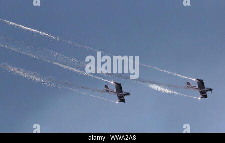 Bruxelles, Belgio. Xiii Sep, 2019. Lucciole Aerobatic Team dal Regno Unito vola al Sanicole Airshow tramonto in Hechtel, Belgio, Sett. 13, 2019. Credito: Wang Xiaojun/Xinhua/Alamy Live News Foto Stock