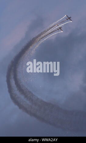 Bruxelles, Belgio. Xiii Sep, 2019. Lucciole Aerobatic Team dal Regno Unito vola al Sanicole Airshow tramonto in Hechtel, Belgio, Sett. 13, 2019. Credito: Wang Xiaojun/Xinhua/Alamy Live News Foto Stock