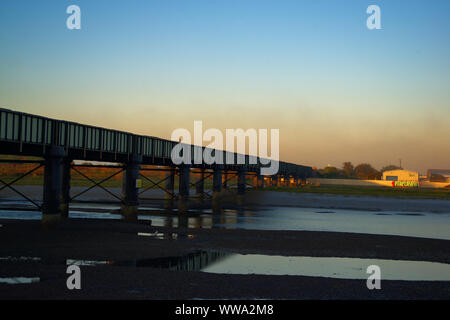 Ponti che attraversano fiumi a bassa marea Foto Stock