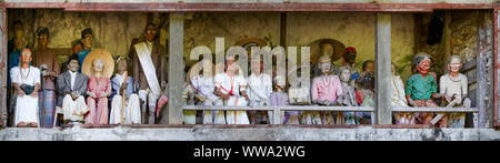 Tau tau, funerali effigi, Londa, Toraja, Sulawesi, Indonesia Foto Stock