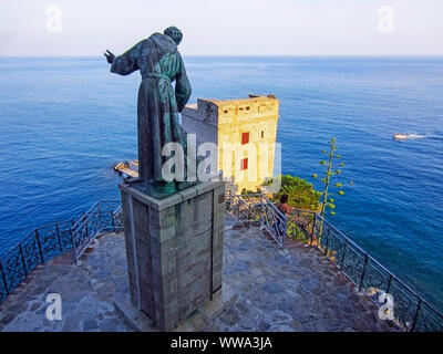 Scultura di St . Francesco di Assisi presso il Castello di Monterosso, Monterosso al Mare Foto Stock