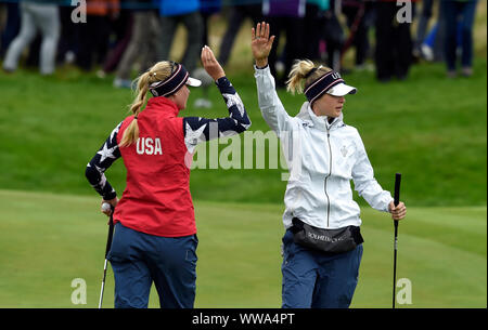 Il Team USA di Jessica Korda (sinistra) e Nelly Korda celebrare il 2 verde durante il match Foursomes al giorno due del 2019 Solheim Cup a Gleneagles Golf Club, Auchterarder. Foto Stock