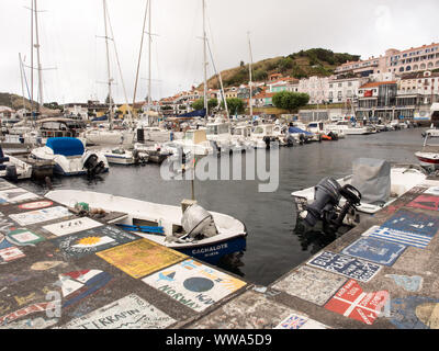 Aria aperta mostra di dipinti di marinai, Horta, isola di Faial, Azzorre Foto Stock