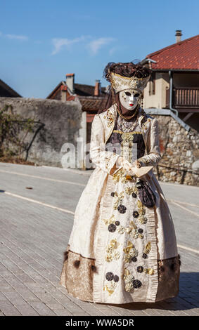 Annecy, Francia, 16 marzo 2014: Ritratto di una coppia mascherata, in posa di Annecy, Francia, durante un carnevale veneziano che celebra la bellezza di t Foto Stock