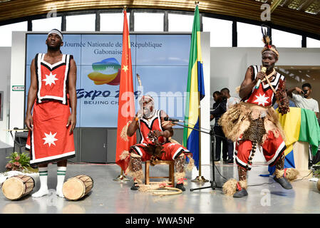 Pechino, Cina. Xiv Sep, 2019. Artisti eseguono durante il "Gabon giorno' evento presso il Beijing International mostra orticola in Pechino, capitale della Cina, Sett. 14, 2019. L'expo che si terrà il suo 'Gabon giorno' dell'evento del sabato. Credito: Liu Guifu/Xinhua Foto Stock