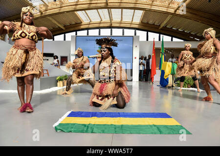 Pechino, Cina. Xiv Sep, 2019. Artisti eseguono durante il "Gabon giorno' evento presso il Beijing International mostra orticola in Pechino, capitale della Cina, Sett. 14, 2019. L'expo che si terrà il suo 'Gabon giorno' dell'evento del sabato. Credito: Liu Guifu/Xinhua Foto Stock