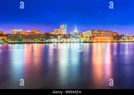 Il Savannah, Georgia, Stati Uniti d'America skyline sul Fiume Savannah al crepuscolo. Foto Stock