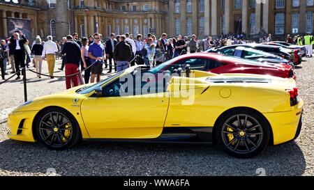 Ferrari F430 della Scuderia Spider 16M con 16M Stripe di mostrare al Concours d'Eleganza a Blenheim Palace il 8 settembre 2019 Foto Stock