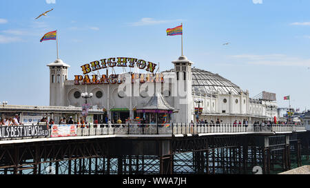 Brighton, Regno Unito - 2 Agosto 2019: Brighton Palace Pier su una giornata d'estate Foto Stock