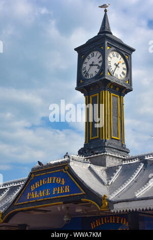 Brighton, Inghilterra - Agosto 2, 2019: Torre dell'orologio su il Palace Pier, Brighton Foto Stock