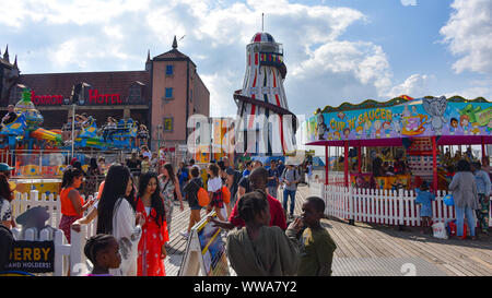 Brighton, Inghilterra - Agosto 2, 2019: fiera del divertimento giostre e attrazione sul molo di Brighton Foto Stock