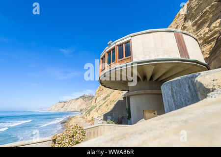 LA JOLLA, CALIFORNIA - 27 febbraio 2016: Il Fungo House on Black Beach. La casa risale al 1968. Foto Stock