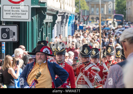 Bagno, Somerset, Regno Unito. 14 settembre 2019. Jane Austen appassionati in Regency costume fare una processione attraverso la città. Il festival annuale attira Austen appassionati provenienti da tutto il mondo, la processione di circa 500 persone in costume è l inizio di una settimana di Austen ha ispirato gli eventi. Questo anno la processione inizia a Sydney Gardens crea un loop attraverso la città passando molti luoghi Austen avrebbe avuto familiarità con, finendo nella Parade Gardens. Credito: Signor Standfast / Alamy Live News Foto Stock