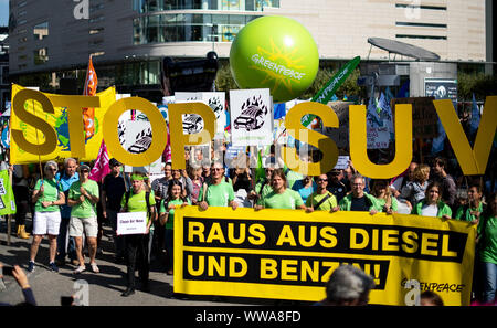 Francoforte, Germania. Xiv Sett 2019. I manifestanti di Greenpeace sono in piedi con un banner dicendo 'uscire di diesel e benzina", dietro di esso i dimostranti chiedono 'Stop SUV' con grandi lettere di colore giallo. Il primo giorno di pubblico della International Motor Show (IAA), migliaia di dimostranti vogliono avvocato una rapida inversione di tendenza verso il clima amichevole per la mobilità. Foto: Marius Becker/dpa Foto Stock