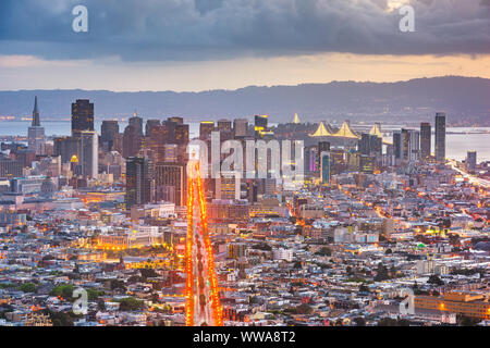 San Francisco, California, Stati Uniti d'America skyline del centro all'alba. Foto Stock