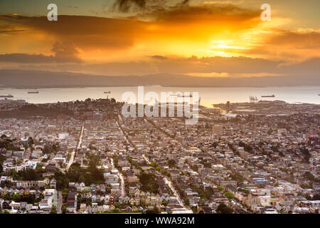 San Francisco, California, Stati Uniti d'America Noe Valley skyline all'alba. Foto Stock