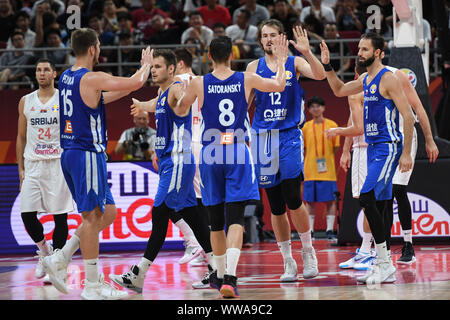 Pechino, Cina. Xiv Sep, 2019. I giocatori della Repubblica ceca celebrare durante i giochi di classificazione 5-6 tra la Repubblica ceca e la Serbia al 2019 FIBA di Coppa del Mondo a Pechino, capitale della Cina, Sett. 14, 2019. Credito: Ju Huanzong/Xinhua/Alamy Live News Foto Stock