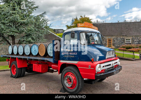 GLENFIDDICH WHISKY DISTILLERY DUFFTOWN MORAY Scozia colorato carrello o un camion carico di whisky o botti di rovere Foto Stock