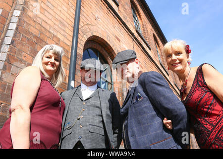 Birmingham, Regno Unito. Xiv Sep, 2019. I visitatori al legittimo Peaky Blinders Festival arrivano in stile. La hit BBC TV drama - che è impostata nelle Midlands city e si basa sulla pista di cultura nella prima parte del ventesimo secolo - è celebrata con musica ed eventi per ospiti con visitatore vestito in stile abiti indossati dal cast. Credito: Pietro Lopeman/Alamy Live News Foto Stock