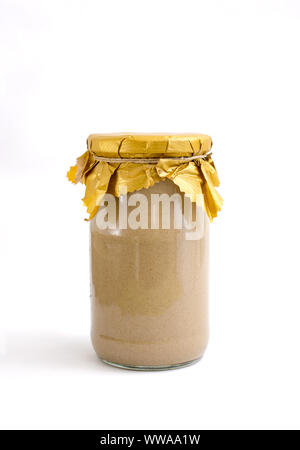 Tahini sciroppo in vaso su immagine di sfondo bianca Foto Stock