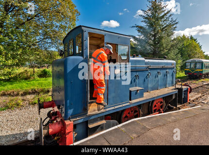 KEITH E DUFFTOWN RAILWAY LA LINEA DI WHISKY MORAY SCOZIA BLU MOTORE DIESEL E DRIVER A DUFFTOWN STATION Foto Stock