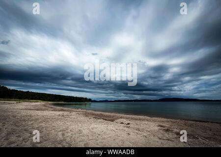 Cielo drammatico su una bellissima spiaggia di sabbia e arcipelago nel Golfo di Botnia. Storsand, Costa Alta nel nord della Svezia. Foto Stock