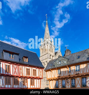 Vannes in Bretagna, vecchi semi-case con travi di legno con la cattedrale in background Foto Stock