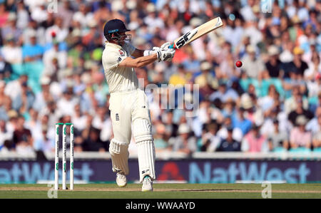 Inghilterra è Joe Denly batting durante il giorno e tre la quinta prova la corrispondenza alla Kia ovale, Londra. Foto Stock