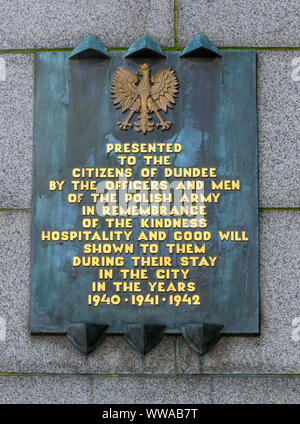 La placca ha presentato ai cittadini di Dundee da ufficiali e uomini dell'Esercito Polacco, City Square, Dundee, Scotland, Regno Unito