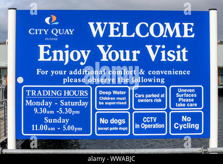 Informazioni per i visitatori segno presso il City Quay, Dundee Waterfront, Scozia,. UJK Foto Stock