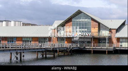 La pista che conduce alla zona shopping della città di Quay, Dundee Waterfront, Dundee, Scotland, Regno Unito Foto Stock