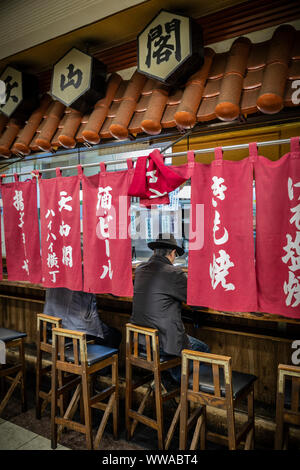 Bandiere rosse barra rotonda di Osaka in Giappone. Foto Stock