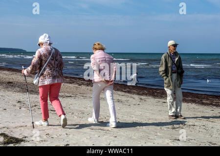 Donna anziana camminata nordica lungo la spiaggia Mar Baltico Germania anziani anziani anziani anziani Foto Stock