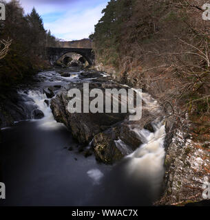 Invermoriston cade sul fiume Moriston a Invermoriston, Inverness, Scotland, Regno Unito Foto Stock