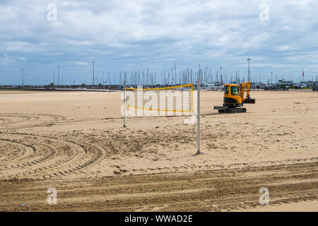 Royan, Francia - 10 Maggio 2019: Trattore pulisce la spiaggia di Royan. Royan è uno dei principali atlantico francese resort costiero città Foto Stock