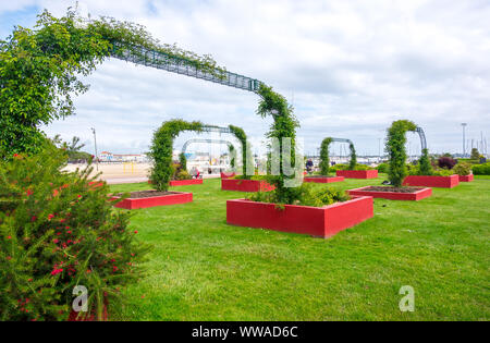 Royan, Francia - 10 Maggio 2019: bellissimo parco sulla costa di Royan, uno dei principali atlantico francese resort costiero città in Francia Foto Stock