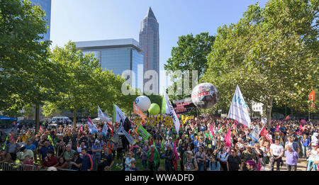 Francoforte sul Meno, Germania. Xiv Sep, 2019. Le persone prendono parte a una manifestazione di protesta per sostenere la necessità di una rapida inversione di tendenza verso il clima amichevole per la mobilità, sul primo giorno pubblica del 2019 International Motor Show (IAA). Credito: Sila Stein/dpa/Alamy Live News Foto Stock