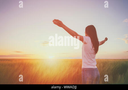Sentimento donna libera in un bellissimo ambiente naturale. Foto Stock