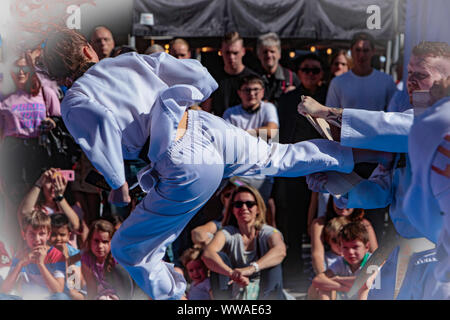 Londra, Regno Unito. Xiv Sep, 2019. Una vera celebrazione della cultura coreana, Kingston è un libero orientata verso la famiglia evento per tutti di godere. Si svolge in un antico luogo di mercato, con Taekwondo. Dimostrazione da parte Livingwell Taekwondo Club Credito: Paolo Quezada-Neiman/Alamy Live News Foto Stock