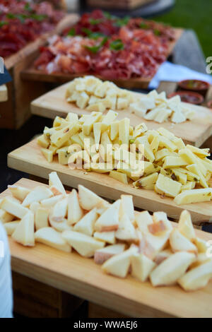 Formaggi assortiti in varie forme e dimensioni. Foto Stock