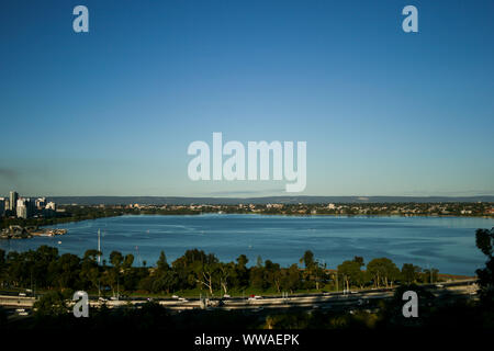 La città di Perth vista dal Giardino Botanico Kings Park, Australia occidentale Foto Stock