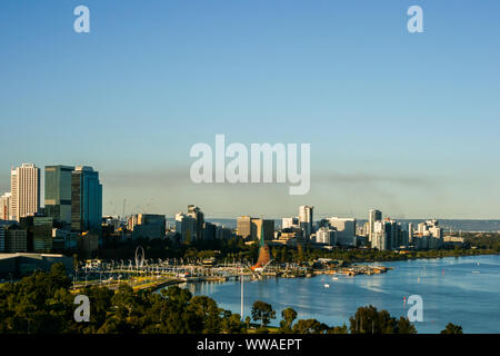 La città di Perth vista dal Giardino Botanico Kings Park, Australia occidentale Foto Stock