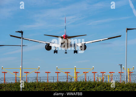 Aereo di linea British Airways che atterra all'aeroporto di Londra Heathrow a Hounslow, Londra, Regno Unito dietro le luci della soglia di avvicinamento della pista Foto Stock